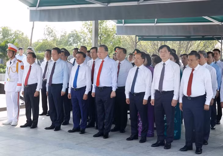 Tổng Bí thư, Chủ tịch nước Tô Lâm và các đồng chí lãnh đạo Đảng, Nhà nước dâng hoa, dâng hương tại Khu di tích cố Tổng Bí thư Hà Huy Tập - Ảnh: TTXVN