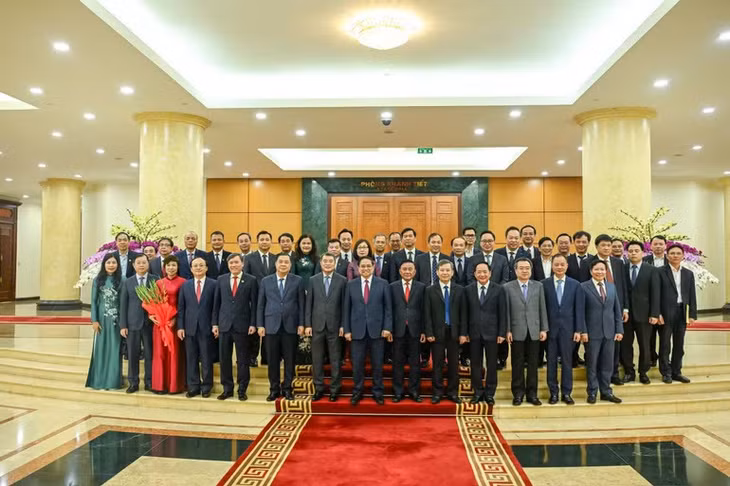Thủ tướng Phạm Minh Chính, Thường trực Ban Bí thư Trần Cẩm Tú cùng các đồng chí lãnh đạo Đảng, Nhà nước với lãnh đạo các cơ quan. (Ảnh: DUY LINH)