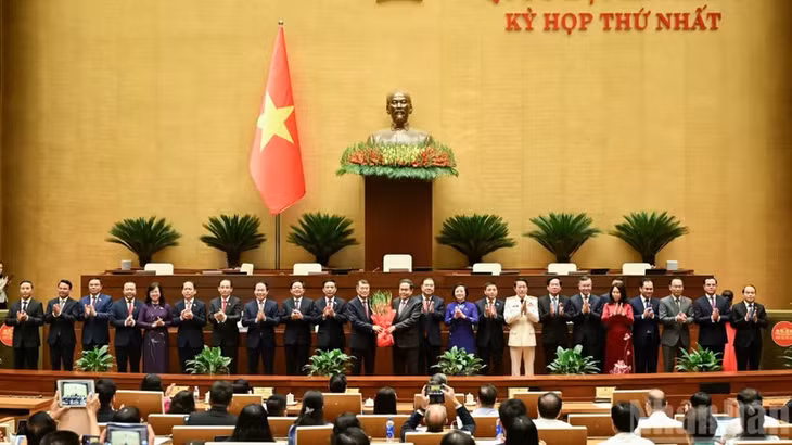 Chủ tịch Quốc hội Trần Thanh Mẫn tặng hoa chúc mừng các thành viên Chính phủ nhiệm kỳ 2026-2031. (Ảnh: DUY LINH)