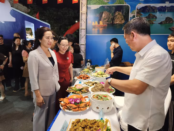Đồng chí Nguyễn Thị Hạnh, Phó Chủ tịch UBND tỉnh thăm gian hàng ẩm thực Quảng Yên bày bán các loại đặc sản hấp dẫn của địa phương.