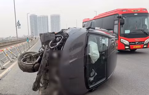 Hiện trường vụ tai nạn trên cầu Nhật Tân. Ảnh: Đội CSGT đường bộ số 15