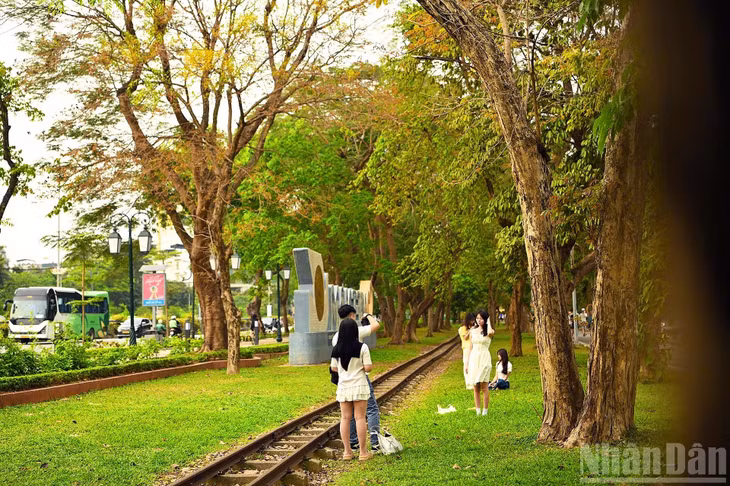 Chính vì vậy, lượng khách thập phương và cả người dân Thủ đô đến với Công viên Thống Nhất đã ghi nhận xu hướng ngày càng tăng. Việc này nằm trong chủ trương của thành phố nhằm biến các công viên thành không gian sinh hoạt cộng đồng, người dân có thể vào công viên mà không cần mua vé hay bị hạn chế bởi những cánh cổng sắt.