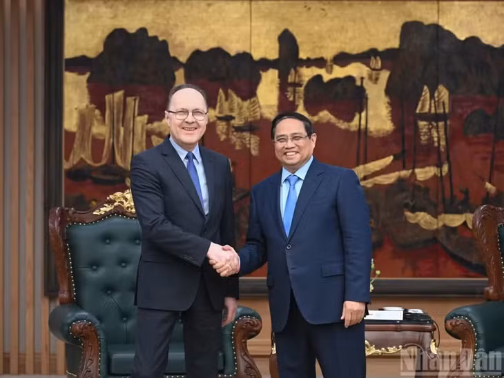 Thủ tướng Phạm Minh Chính và Đại sứ Liên bang Nga Gennady Bezdetko.