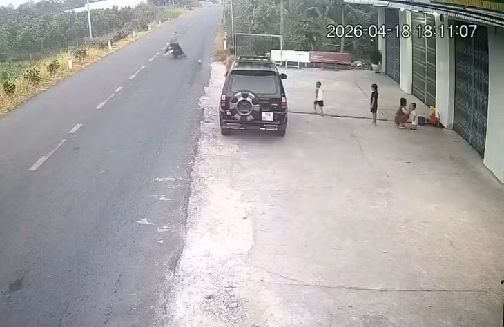 Bé trai đá bóng ra đường làm một người tham gia giao thông bị tai nạn dẫn đến tử vong - Ảnh: Công an cung cấp