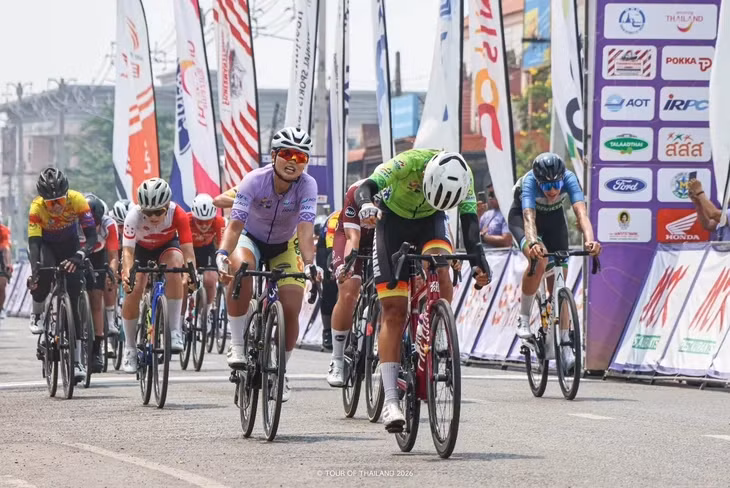 Nguyễn Thị Thật (áo xanh) cán đích ở chặng 3 Tour of Thailand 2026 - Ảnh: Tour of Thailand