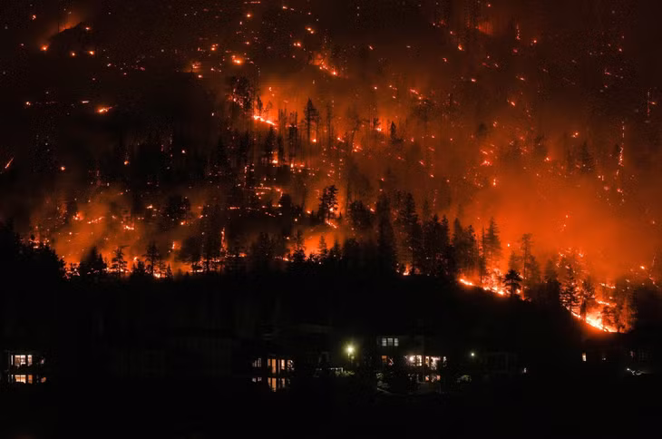 Đám cháy rừng McDougall bùng phát trên sườn núi phía trên các khu nhà ở West Kelowna, tỉnh British Columbia, Canada, ngày 18/8/2023. Ảnh: AP
