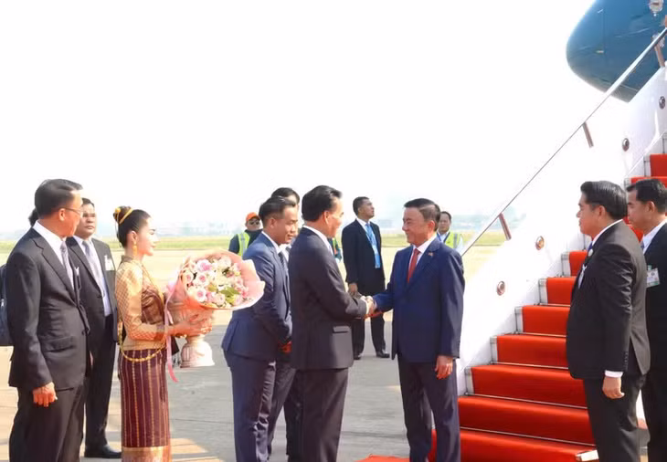 Đồng chí Phet Phomphiphak, Ủy viên Bộ Chính trị, Chánh Văn phòng Trung ương Đảng Nhân dân Cách mạng Lào chào mừng Thường trực Ban Bí thư Trần Cẩm Tú và Đoàn đại biểu cấp cao Việt Nam thăm chính thức tới Lào.