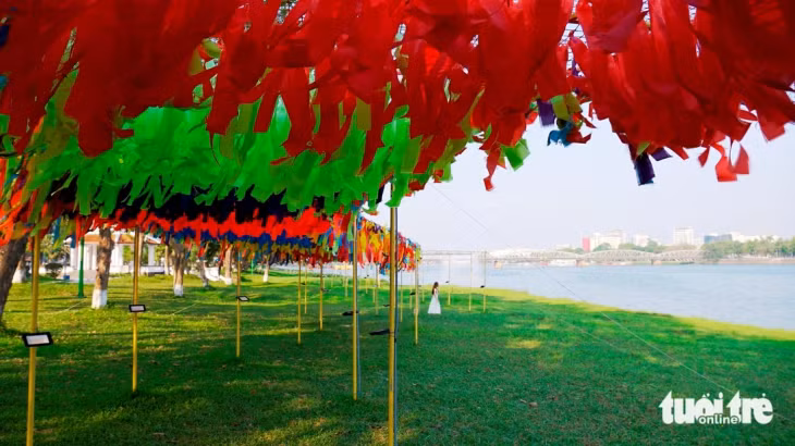 Cảnh sắc tươi đẹp, xanh thắm bên bờ sông Hương thơ mộng đã trở thành điểm đến không thể không ghé với du khách đến Huế.