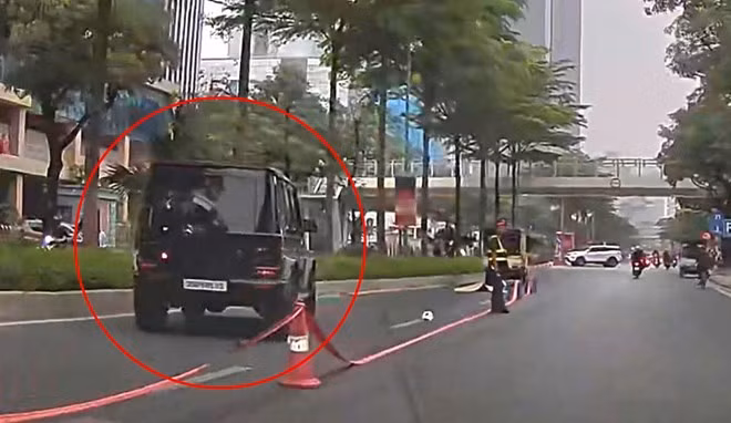 Ôtô Mercedes G63 va chạm với người đi bộ. Ảnh: Tiến Thành