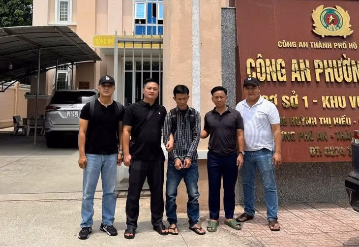 Lực lượng chức năng phối hợp bắt đối tượng truy nã Nguyễn Hồng Ân (người giữa) lẩn trốn tại TPHCM. Ảnh: CACC