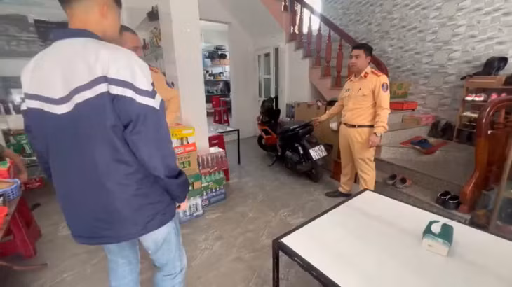 Đội CSGT đường bộ số 2 phân công cán bộ thông báo tới 1 gia đình ở đặc khu Vân Đồn, có con sử dụng xe mô tô bốc đầu tại đường bao biển Trần Quốc Nghiễn, phường Hạ Long.