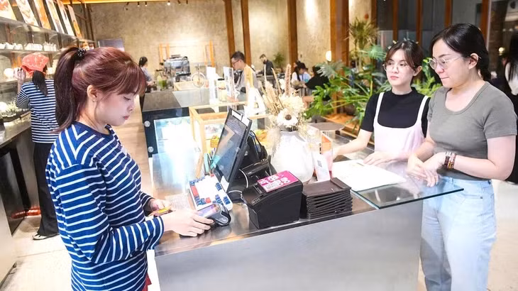 Các hộ kinh doanh phải thông báo tài khoản ngân hàng phục vụ hoạt động sản xuất, kinh doanh cho cơ quan thuế - Ảnh: QUANG ĐỊNH