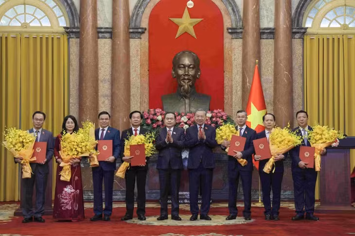 Tổng Bí thư, Chủ tịch nước Tô Lâm và Chủ tịch Quốc hội Trần Thanh Mẫn trao Quyết định bổ nhiệm và tặng hoa các Bộ trưởng.