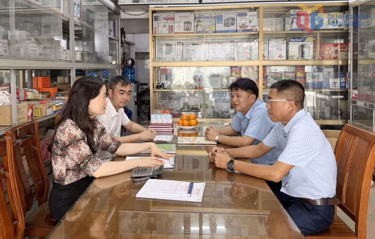 Cán bộ phường Hoàng Quế và cán bộ khu Cổ Lễ tuyên truyền tại hộ kinh doanh thiết bị, vật liệu xây dựng của chị Bùi Thị Diệu Thúy và anh Lê Mạnh Hùng.