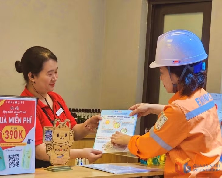 Nhân viên Công ty Điện lực Quảng Ninh hướng dẫn các cơ sở kinh doanh giải pháp tiết kiệm điện.