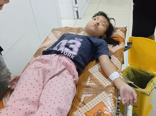 Bệnh nhân nghi ngộ độc thực phẩm được cấp cứu, điều trị tại Bệnh viện Đa khoa Diễn Châu. Ảnh: Ngọc Anh