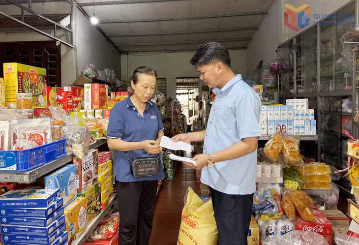 Cán bộ phường Hoàng Quế tuyên truyền lợi ích của việc chuyển đổi thành doanh nghiệp tại hộ kinh doanh của bà Ngô Thị Xinh, khu Cổ Lễ (phường Hoàng Quế).