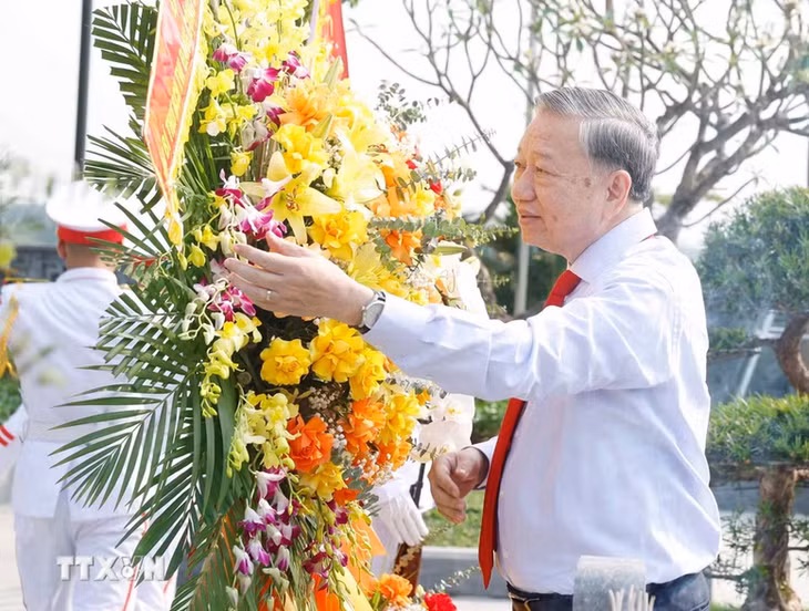 Tổng Bí thư, Chủ tịch nước Tô Lâm và các đồng chí lãnh đạo Đảng, Nhà nước dâng hoa, dâng hương tại Khu di tích cố Tổng Bí thư Hà Huy Tập - Ảnh: TTXVN