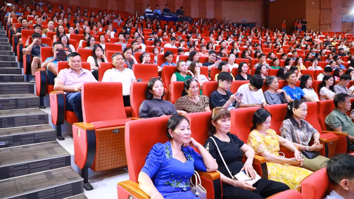 Đông đảo khán giả đến thưởng thức các bộ phim tại Tuần phim Quảng Ninh chào hè 2025 tại Cung Quy hoạch, Hội chợ và Triển lãm tỉnh.