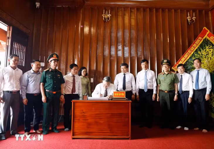 Tổng Bí thư, Chủ tịch nước Tô Lâm ghi lưu bút tại đền thờ trong Khu di tích Quốc gia đặc biệt Bến phà Gianh - Ảnh: Thống Nhất/TTXVN
