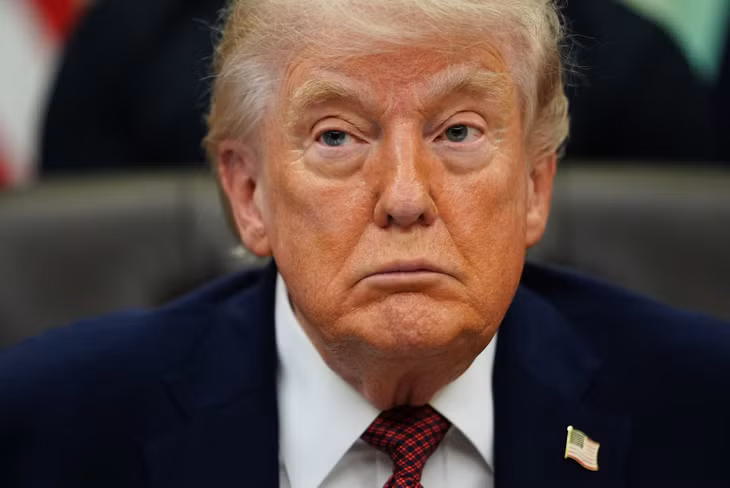 Tổng thống Mỹ Donald Trump lắng nghe các bài phát biểu trước khi ký một sắc lệnh hành pháp tại Phòng Bầu dục, Nhà Trắng, ngày 18/4/2026, ở Washington. Ảnh: AP