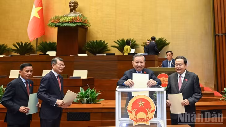 Tổng Bí thư, Chủ tịch nước Tô Lâm và các đồng chí lãnh đạo, đại biểu Quốc hội bỏ phiếu phê chuẩn đề nghị bổ nhiệm Thẩm phán Tòa án nhân dân tối cao. (Ảnh: DUY LINH)
