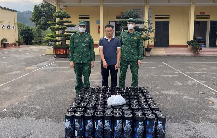 Đối tượng Dường Cắm Quay và tang vật bị BĐBP tạm giữ.