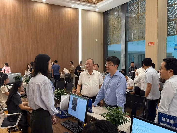 Thứ trưởng Bộ Khoa học và Công nghệ Bùi Hoàng Phương trực tiếp kiểm tra tại điểm phục vụ hành chính công xã Đông Anh. Ảnh: Bộ Khoa học và Công nghệ