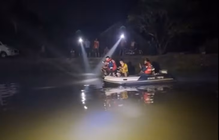 Lực lượng chức năng nỗ lực tìm kiếm tung tích nam sinh mất tích trên sông. Ảnh: Cắt từ clip người dân cung cấp