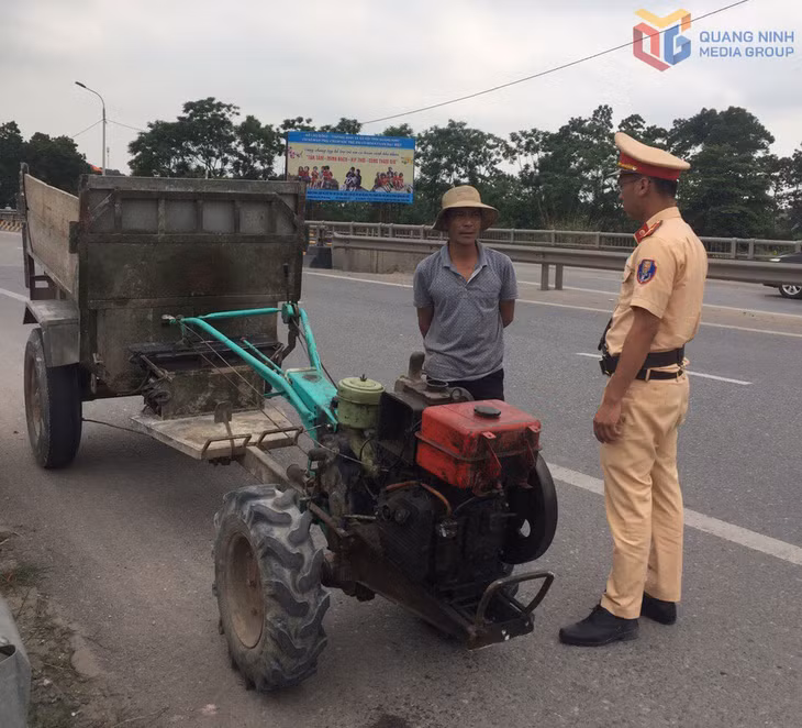 Cán bộ Đội CSGT Đường bộ số 1, Phòng CSGT Công an tỉnh Quảng Ninh tuyên truyền kết hợp xử lý người điều khiển phương tiện tự chế tại phường Yên Tử.