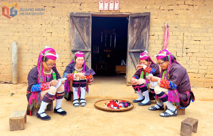 Người Dao Thanh Phán ở thôn Cầu Sắt (xã Bình Liêu) vẫn gìn giữ được nhiều nét đẹp văn hóa, cũng như không gian kiến trúc làng bản. Ảnh: Nga Tô (CTV)