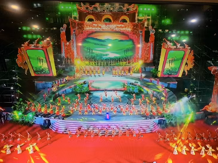 Toàn cảnh màn khai từ.