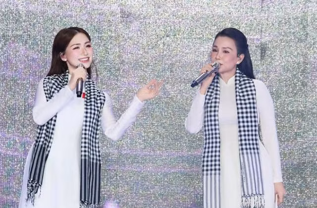 Hòa Minzy và Cẩm Ly biểu diễn ca khúc “Người Việt mình thương nhau” tại đêm nhạc “Âm vang Tổ quốc". Ảnh Nghệ sĩ cung cấp