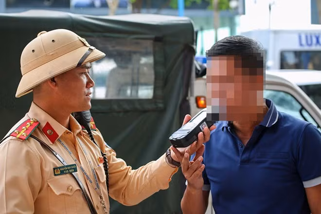 Lực lượng Cảnh sát giao thông kiểm tra nồng độ cồn với tài xế trong ngày nghỉ lễ 30.4. Ảnh: T.Tiến