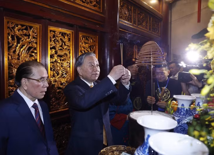 Tổng Bí thư, Chủ tịch nước Tô Lâm dâng hương trong Thượng Cung tại Đền Thượng. (Ảnh: Thống Nhất/ TTXVN)