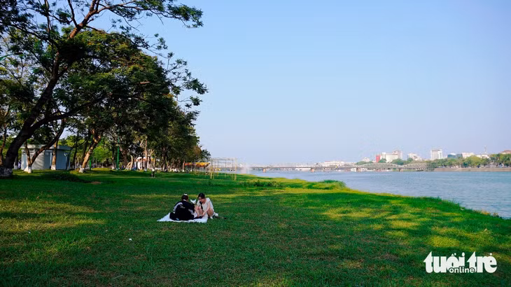 Bãi cỏ xanh ven bờ bắc sông Hương là nơi được người dân, du khách chọn nghỉ chân để tận hưởng không khí trong lành, tươi xanh khi đến Huế.