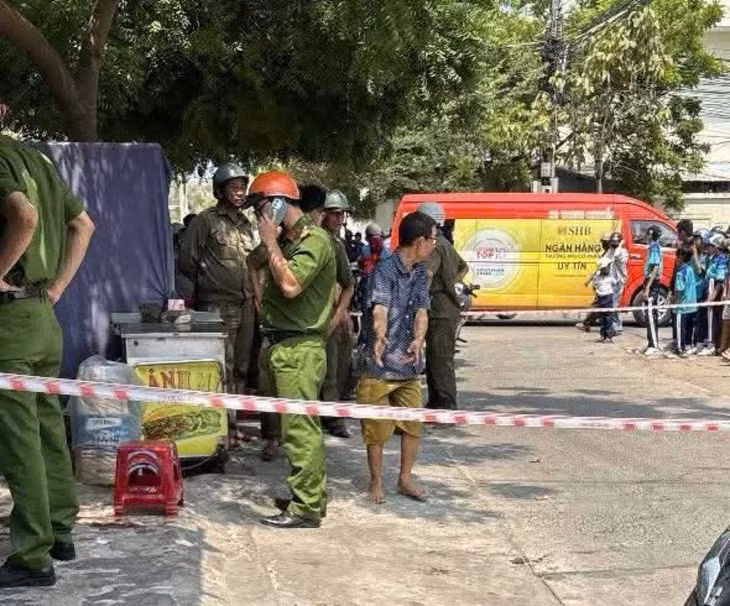 Công an đến hiện trường điều tra vụ án mạng. Ảnh: Phạm Duy