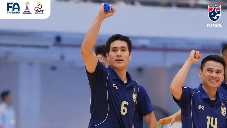 Tuyển futsal Thái Lan ăn mừng chiến thắng trước Việt Nam để đoạt ngôi đầu bảng A - Ảnh: FAT