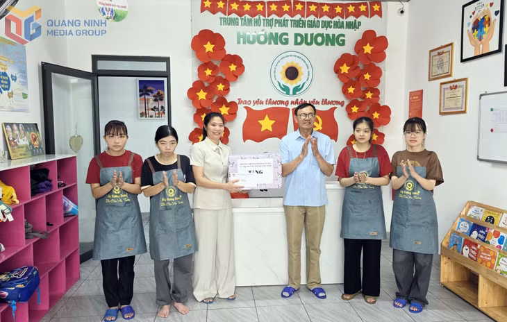 Hội Bảo trợ NKT-TMC tỉnh tặng quà cho Trung tâm Hỗ trợ phát triển giáo dục hòa nhập Hướng Dương (phường Mạo Khê) tháng 3/2026.