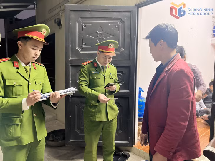 Công an phường Hà An tăng cường quản lý cư trú thông qua VNeID.