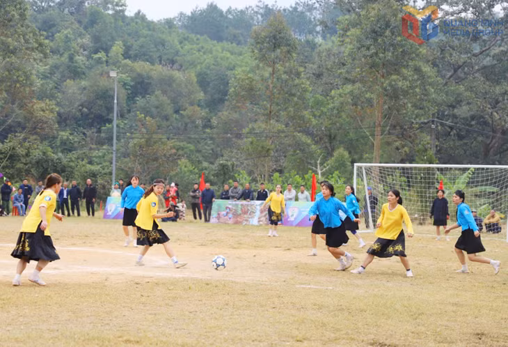 Trận đấu giữa đội nữ dân tộc Tày Hòa An (Tuyên Quang, áo vàng) và đội nữ dân tộc Sán Chỉ Hoành Mô (Quảng Ninh, áo xanh) tại Giải Bóng đá nữ các dân tộc thiểu số tỉnh Quảng Ninh mở rộng năm 2025 - Cúp VTV5, tháng 12/2025.