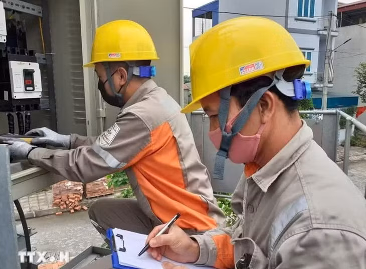 Công nhân Công ty Điện lực vận hành trạm biến áp 110kV cấp điện cho các phụ tải trên địa bàn. (Ảnh: TTXVN phát)