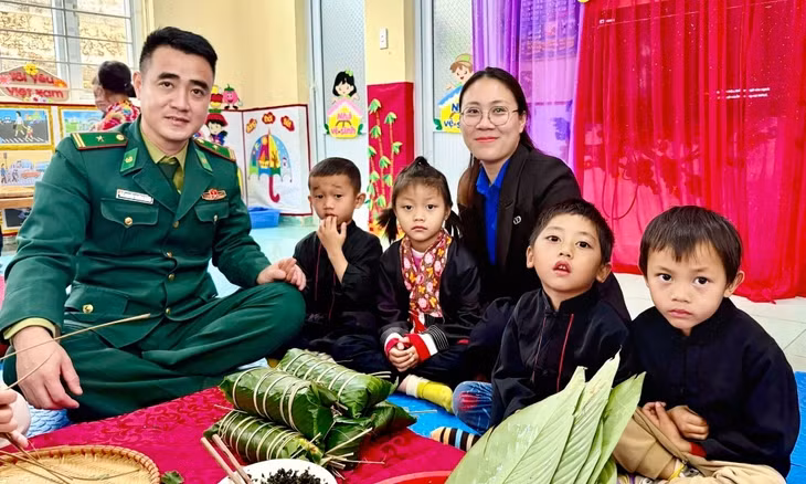 Vũ Thị Hiền Anh cùng CBCS Biên phòng gói bánh chưng tặng học sinh điểm Trường mầm non Sông Moóc B (xã Hoành Mô) trong chương trình "Tình nguyện mùa Đông" năm 2026 do Đoàn Trường THPT Chuyên Hạ Long phối hợp tổ chức.
