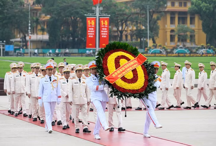 Đoàn đại biểu Đảng ủy Công an Trung ương - Bộ Công an đến đặt vòng hoa, vào Lăng viếng Chủ tịch Hồ Chí Minh - Ảnh: VGP/Nhật Bắc