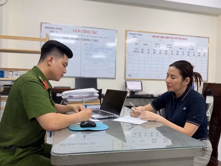 Lê Thị Thùy Trang làm việc với điều tra viên - Ảnh: Công an TP.HCM
