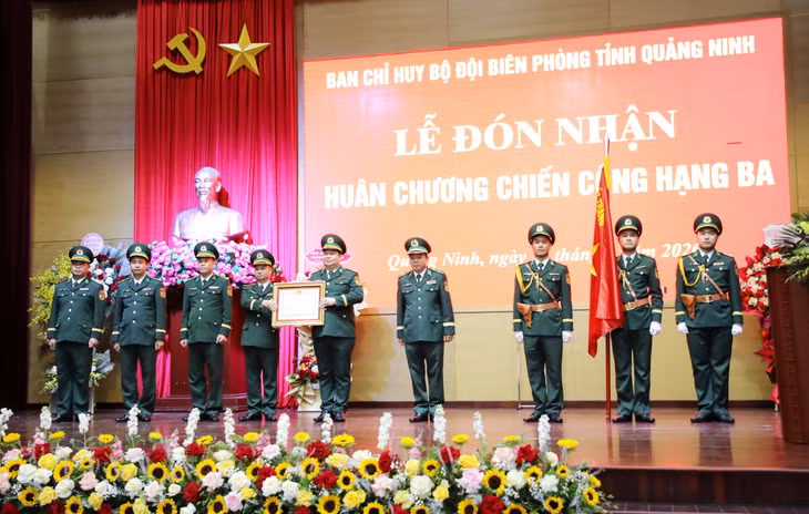 Tập thể Đồn Biên phòng cửa khẩu quốc tế Móng Cái vinh dự được tặng thưởng Huân chương Chiến công hạng Ba của Chủ tịch nước.