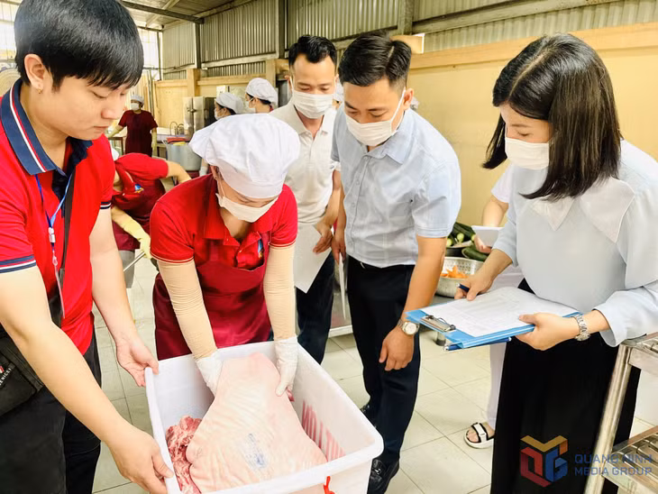 Trường mầm non Hồng Gai cùng đại diện phụ huynh kiểm tra nguồn gốc, chất lượng của thực phẩm trước khi tiến hành chế biến.