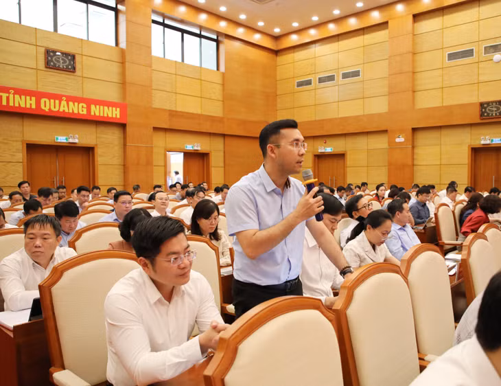 Đồng chí Nguyễn Thế Minh, Bí thư Đảng ủy, Chủ tịch HĐND xã Bình Liêu, phát biểu tại hội nghị.