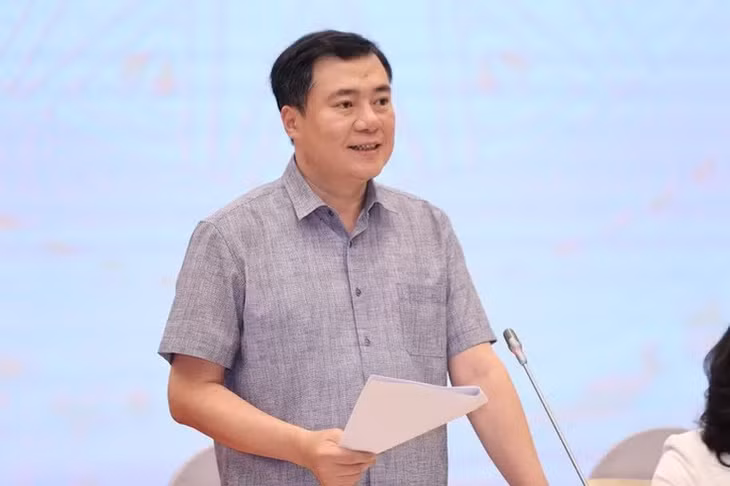 Thứ trưởng Công thương Nguyễn Sinh Nhật Tân trả lời câu hỏi của các nhà báo. (Ảnh: VGP/Nhật Bắc)