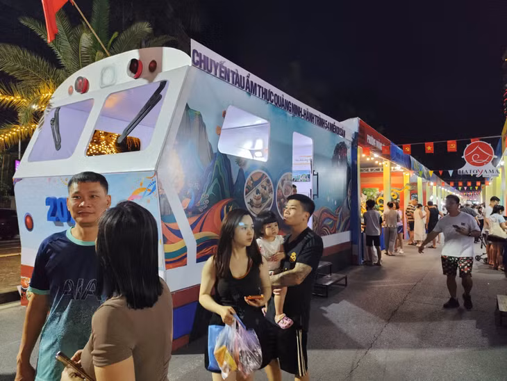 54 “toa tàu” ẩm thực đại diện cho 54 xã, phường, đặc khu của tỉnh thu hút đông người dân, du khách tham quan, trải nghiệm.